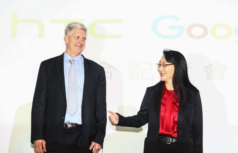 2017年Google用11億美元買下HTC的Pixel手機代工研發團隊,宏達電4000名研發團隊中的2000人,轉而替Google效力負責生產Pixel產品。(圖/蔡仁譯攝影) 2017年Google用11億美元買下HTC的Pixel手機代工研發團隊,宏達電4000名研發團隊中的2000人,轉而替Google效力負責生產Pixel產品。(圖/蔡仁譯攝影)