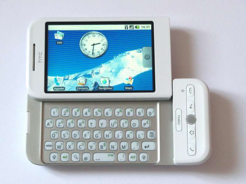 2009年時,推出全球首款採用Google Android為作業系統的智慧型手機「HTC Dream」研發代號G1,這支手機雖然稱不上完美,但卻奠定了HTC日後的成功。(圖/wikimedia) 2009年時,推出全球首款採用Google Android為作業系統的智慧型手機「HTC Dream」研發代號G1,這支手機雖然稱不上完美,但卻奠定了HTC日後的成功。(圖/wikimedia)