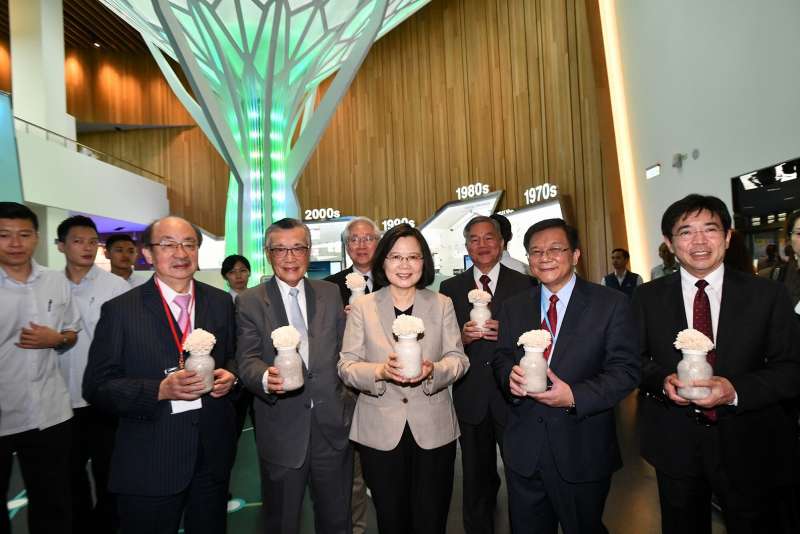 總統蔡英文等人手持工研院院慶特展展出成功於平地培育高山舞菇。（圖／工研院提供）