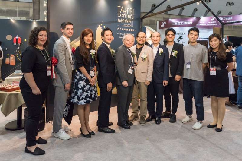「TAIPEI corners」開幕與會貴賓,左起MoMA產品零售部經理Karen Hernandez、建築及設計部選品專委Paul Galloway、松山文創園區執行總監周琍敏、日本展覽集團大會代表鈴木一先生、台北駐日經濟文化代表處副代表郭仲熙、臺北市政 「TAIPEI corners」開幕與會貴賓,左起MoMA產品零售部經理Karen Hernandez、建築及設計部選品專委Paul Galloway、松山文創園區執行總監周琍敏、日本展覽集團大會代表鈴木一先生、台北駐日經濟文化代表處副代表郭仲熙、臺北市政