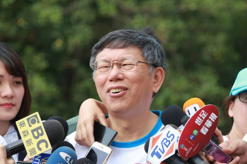 20180706_台北市長柯文哲下午前往象山,參加象山親山步道夜間生態解說導覽活動。(方炳超攝) 20180706_台北市長柯文哲下午前往象山,參加象山親山步道夜間生態解說導覽活動。(方炳超攝)