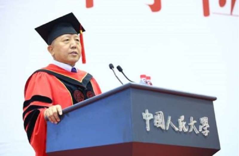 中國人民大學副校長吳曉求在畢業典禮講話,要學生堅守人生的底線莫當鑽營的告密者。 中國人民大學副校長吳曉求在畢業典禮講話,要學生堅守人生的底線莫當鑽營的告密者。