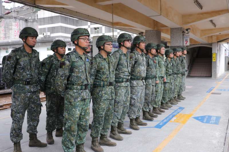 20180710_蘭指部南澳鄉預置兵力，以鐵路運輸進駐南澳高中。颱風救災。國軍。阿兵哥。（國防部提供）