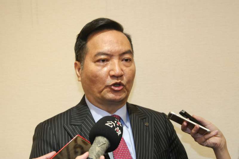 20180710-憲法法庭「是否受理不當黨產條例釋憲案說明會」,結束後,,關係機關代表,行政院政委羅秉成。受訪。(陳明仁攝) 20180710-憲法法庭「是否受理不當黨產條例釋憲案說明會」,結束後,,關係機關代表,行政院政委羅秉成。受訪。(陳明仁攝)