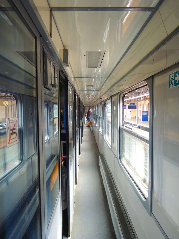 TLK車廂隔室外的狹長走道,因為很窄,所以僅供兩人擦肩而過。(圖/陳力綺攝影|想想論壇提供) TLK車廂隔室外的狹長走道,因為很窄,所以僅供兩人擦肩而過。(圖/陳力綺攝影|想想論壇提供)