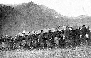 接獲「大正天皇駕崩」消息時,演練抬棺的八瀨童子(村民)。(圖片來源:日文維基百科) 接獲「大正天皇駕崩」消息時,演練抬棺的八瀨童子(村民)。(圖片來源:日文維基百科)
