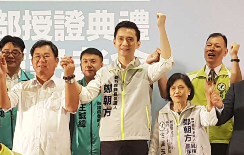 陳明文（左）向民進黨新竹縣黨員及幹部力推鄭朝方（中）代表黨參選年底新竹縣長大選。（圖／方詠騰攝 ）