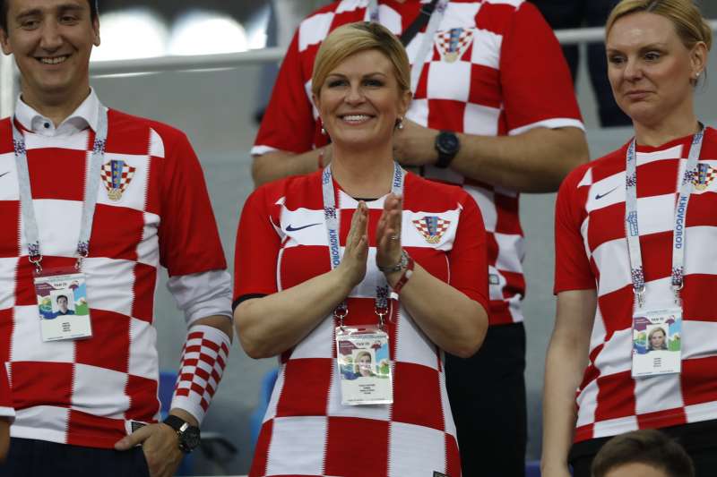 克羅埃西亞總統格拉巴爾─基塔羅維奇(Kolinda Grabar-Kitarović,中)遠赴俄羅斯世界盃賽場為國家隊加油(AP) 克羅埃西亞總統格拉巴爾─基塔羅維奇(Kolinda Grabar-Kitarović,中)遠赴俄羅斯世界盃賽場為國家隊加油(AP)