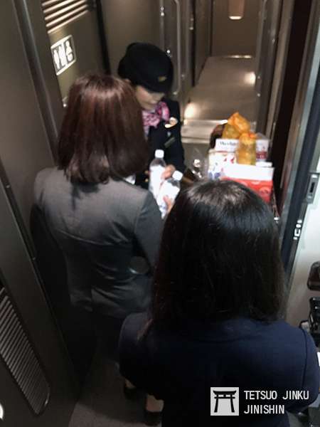 因颱風來襲而導致停電的新幹線列車,在補給完防災備品後,正在列車上發送保存水及防災罐裝麵包。(圖/作者|想想論壇) 因颱風來襲而導致停電的新幹線列車,在補給完防災備品後,正在列車上發送保存水及防災罐裝麵包。(圖/作者|想想論壇)