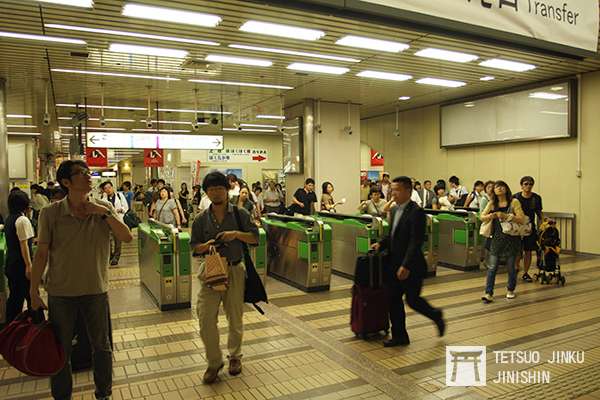 筆者曾遇過因河川水位爆滿,導致列車延誤,當時JR的處置除了在安全範圍內,讓列車以最高速行駛至接駁車站,並且將接駁的新幹線延後十分鐘發車。當列車到站後開啟所有的驗票閘門與公務門,讓旅客們能迅速移動至新幹線列車。(圖/作者|想想論壇) 筆者曾遇過因河川水位爆滿,導致列車延誤,當時JR的處置除了在安全範圍內,讓列車以最高速行駛至接駁車站,並且將接駁的新幹線延後十分鐘發車。當列車到站後開啟所有的驗票閘門與公務門,讓旅客們能迅速移動至新幹線列車。(圖/作者|想想論壇)
