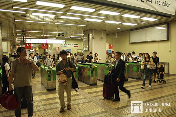 筆者曾遇過因河川水位爆滿，導致列車延誤，當時JR的處置除了在安全範圍內，讓列車以最高速行駛至接駁車站，並且將接駁的新幹線延後十分鐘發車。當列車到站後開啟所有的驗票閘門與公務門，讓旅客們能迅速移動至新幹線列車。（圖/作者｜想想論壇）