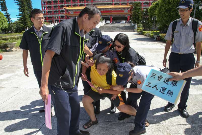 20180715-「民主進步黨改革政績一定營」,在台北圓山飯店舉行,維安佈下層層警力,有一名自稱是退休教師「突襲」,抗議政府年金改革,被員警帶離。(陳明仁攝) 20180715-「民主進步黨改革政績一定營」,在台北圓山飯店舉行,維安佈下層層警力,有一名自稱是退休教師「突襲」,抗議政府年金改革,被員警帶離。(陳明仁攝)