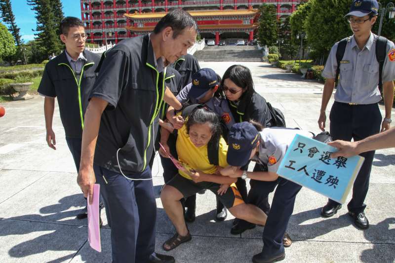 20180715-「民主進步黨改革政績一定營」，在台北圓山飯店舉行，維安佈下層層警力，有一名自稱是退休教師「突襲」，抗議政府年金改革，被員警帶離。（陳明仁攝）