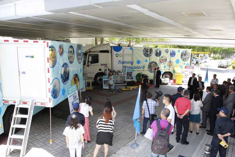 工研院展出「低危害性常壓儲運應變聯防能力提升模組」與「高危害性高壓儲運應變聯防能力提升模組」兩台車輛。（圖／工研院提供）