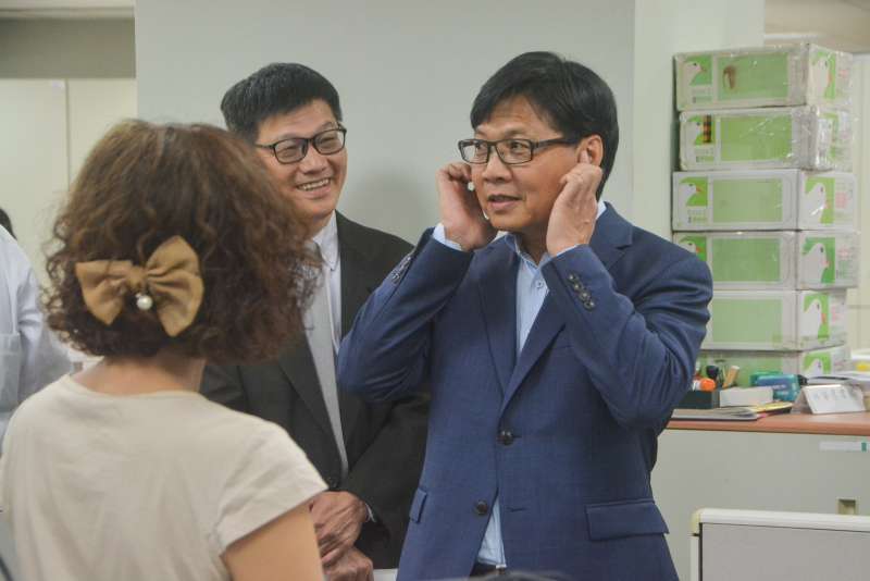 20180717-教育部長葉俊榮訪視國家教育研究院台北院區,對新制課本封面貓頭鷹做描述。(曾定嘉攝) 20180717-教育部長葉俊榮訪視國家教育研究院台北院區,對新制課本封面貓頭鷹做描述。(曾定嘉攝)