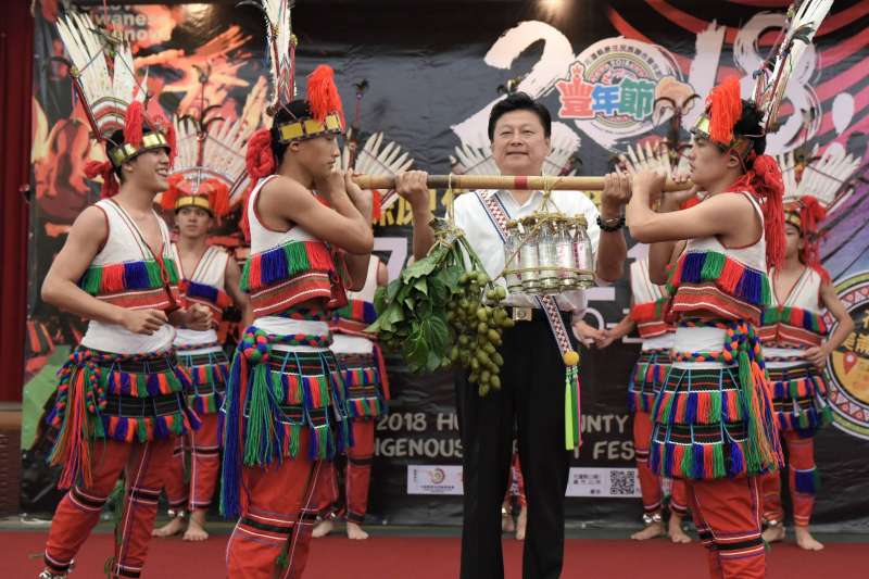 原住民勇士報訊息,由縣長接下檳榔與米酒信物,宣布一年一度的豐年節揭開序幕。(圖/花蓮縣政府提供) 原住民勇士報訊息,由縣長接下檳榔與米酒信物,宣布一年一度的豐年節揭開序幕。(圖/花蓮縣政府提供)