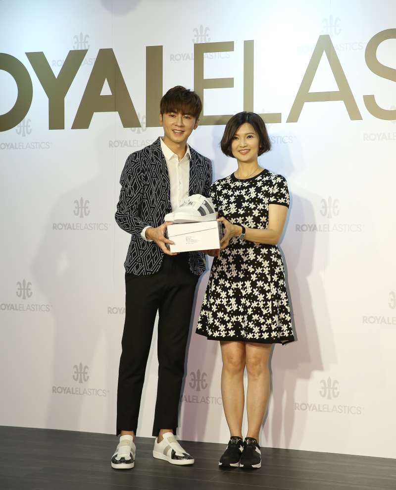 李國毅喜獲品牌客製鞋(圖/Royal Elastic 提供) 李國毅喜獲品牌客製鞋(圖/Royal Elastic 提供)