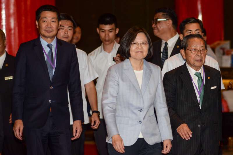20180721-「挺改革 拼未來」社團高峰會,總統蔡英文(中)在青創總會總會長徐煥清(左)與全國小英之友會總會長顏志發(右)的陪同下步出圓山大飯店。(甘岱民攝) 20180721-「挺改革 拼未來」社團高峰會,總統蔡英文(中)在青創總會總會長徐煥清(左)與全國小英之友會總會長顏志發(右)的陪同下步出圓山大飯店。(甘岱民攝)