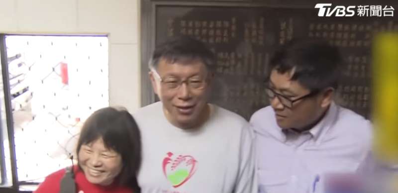 20180721-台北市長柯文哲21日上午出席「北投割稻趣」活動,屏東縣議員蔣月惠突然現身,吸引大批媒體搶拍。(截圖自tvbs新聞台) 20180721-台北市長柯文哲21日上午出席「北投割稻趣」活動,屏東縣議員蔣月惠突然現身,吸引大批媒體搶拍。(截圖自tvbs新聞台)
