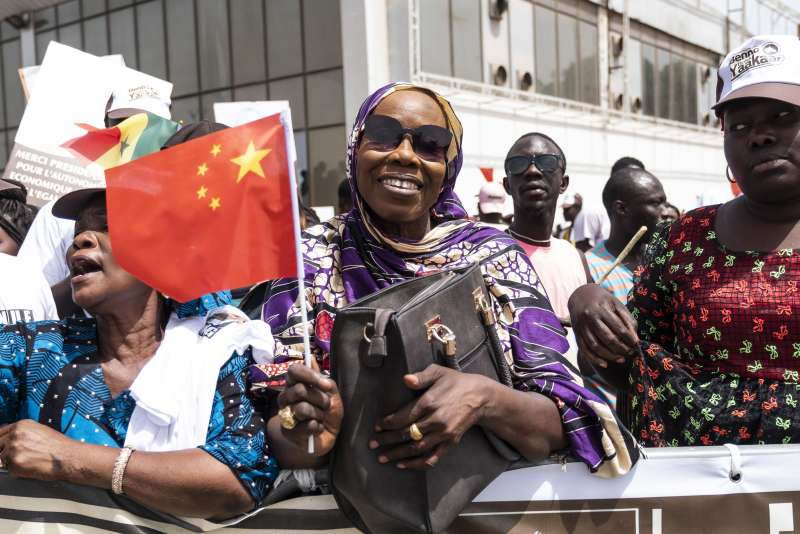 中國國家主席習近平訪問非洲,塞內加爾民眾熱情舉著中國國旗(AP) 中國國家主席習近平訪問非洲,塞內加爾民眾熱情舉著中國國旗(AP)