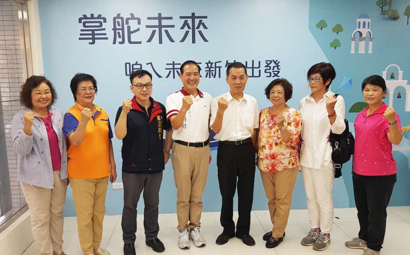 國民黨籍前議長鄭成光(右四)現身許明財服務處,讓藍軍民眾對勝選信心加分不少。(圖/方詠騰攝) 國民黨籍前議長鄭成光(右四)現身許明財服務處,讓藍軍民眾對勝選信心加分不少。(圖/方詠騰攝)