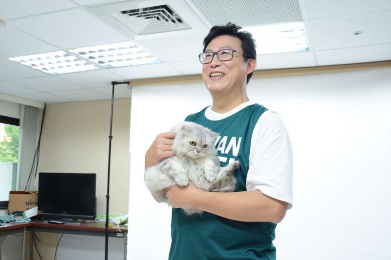 20180725-台北市長候選人姚文智帶著愛貓一起拍攝定裝照。姚文智(龍德成攝) 20180725-台北市長候選人姚文智帶著愛貓一起拍攝定裝照。姚文智(龍德成攝)