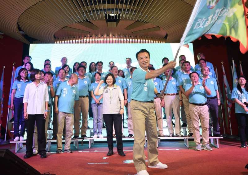 20180729-民主進步黨2018年輔選列車28日正式啟動,兼任民進黨主席的總統蔡英文29日連跑嘉義縣、嘉義市和雲林縣3個縣市,早上首場授旗給嘉義縣長參選人翁章梁以及鄉鎮市長和縣議員參選人。(民進黨中央提供) 20180729-民主進步黨2018年輔選列車28日正式啟動,兼任民進黨主席的總統蔡英文29日連跑嘉義縣、嘉義市和雲林縣3個縣市,早上首場授旗給嘉義縣長參選人翁章梁以及鄉鎮市長和縣議員參選人。(民進黨中央提供)