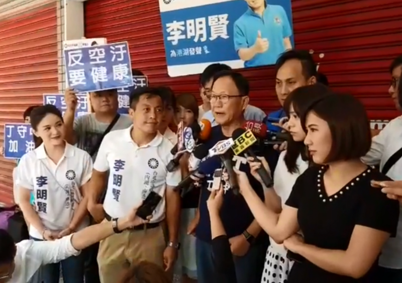 20180729-國民黨台北市長參選人丁守中29日上午前往內湖湖光市場,出席「反核食與反空汙公投連署」。(翻攝自丁守中粉絲團臉書影片) 20180729-國民黨台北市長參選人丁守中29日上午前往內湖湖光市場,出席「反核食與反空汙公投連署」。(翻攝自丁守中粉絲團臉書影片)