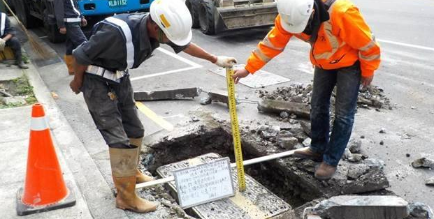 「孔蓋下地」作業，減少人手孔蓋造成路面不平坦，車輛通過也不會再匡啷匡啷吵沒完了。（圖／取自Taichung路平小英雄FB）