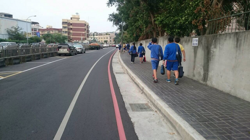 「台中路平專案」使用「拉平法」讓側溝與路面齊平，減少機車族切車要爬上爬下而出意外。（圖／取自台中市政府全球網）