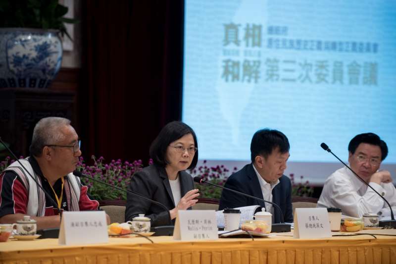 總統蔡英文(左一)親自擔任原轉會召集人,並期許開啟更多對話,創造相互理解的可能性。(圖/原住民族委員會提供) 總統蔡英文(左一)親自擔任原轉會召集人,並期許開啟更多對話,創造相互理解的可能性。(圖/原住民族委員會提供)