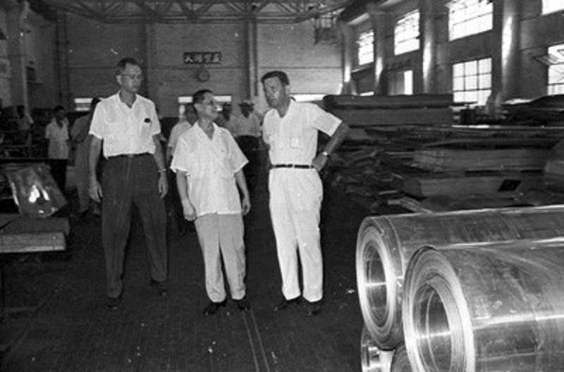 國51年9月26日,美援公署長柏森士及副署長尹仲容參觀臺灣鋁業股份有限(資料來源:高雄市立歷史博物館,登錄號:KH2002.015.308) 國51年9月26日,美援公署長柏森士及副署長尹仲容參觀臺灣鋁業股份有限(資料來源:高雄市立歷史博物館,登錄號:KH2002.015.308)