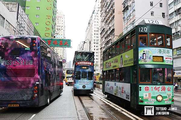 香港島因地狹人稠，所以發展出獨特的雙層路面電車，與雙層巴士，以增進運輸效率，成為相當獨特的景象，圖右為目前現存唯一第五代電車外型的120號車（圖/作者｜想想論壇）