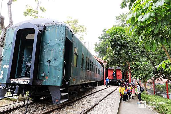 目前香港鐵路博物館所蒐藏的六輛舊型客車,以及前來校外教學的小學生們(圖/作者|想想論壇) 目前香港鐵路博物館所蒐藏的六輛舊型客車,以及前來校外教學的小學生們(圖/作者|想想論壇)