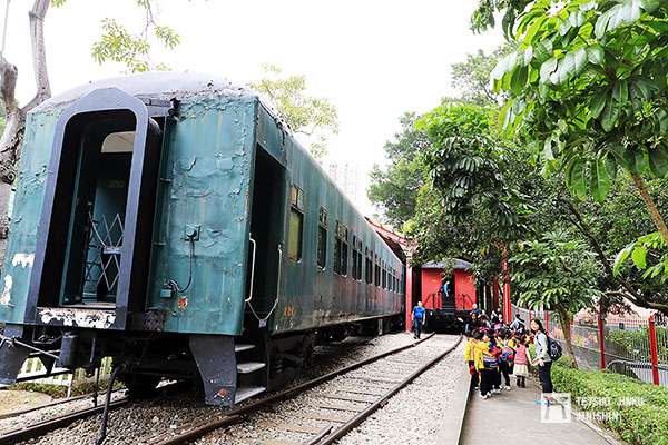 目前香港鐵路博物館所蒐藏的六輛舊型客車，以及前來校外教學的小學生們（圖/作者｜想想論壇）