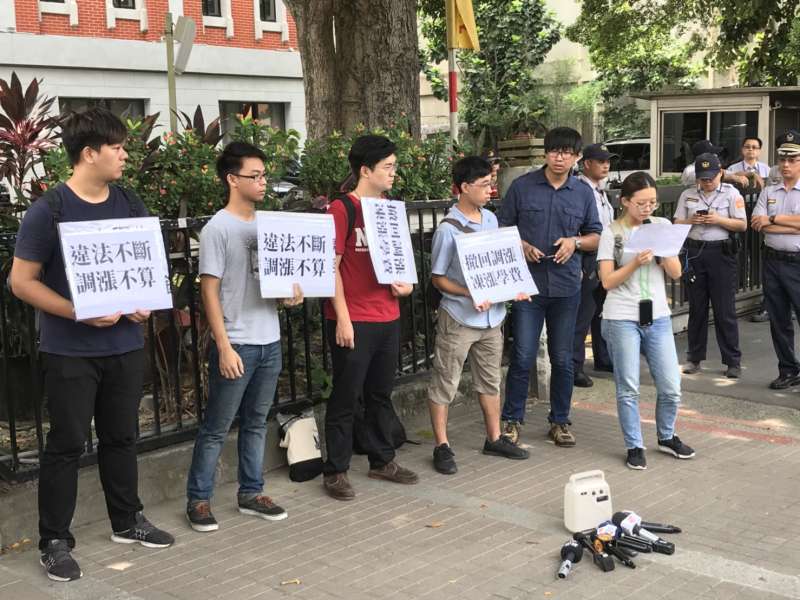 20180802-反教育商品化聯盟與中興大學學生今(2)日上午於教育部前召開記者會。(吳尚軒攝) 20180802-反教育商品化聯盟與中興大學學生今(2)日上午於教育部前召開記者會。(吳尚軒攝)