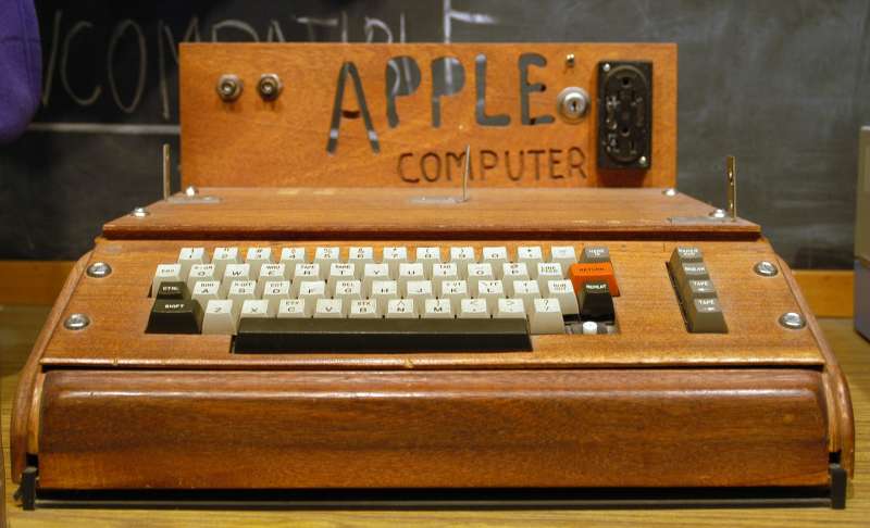 蘋果電腦1976年研發的首款電腦Apple I。（Ed Uthman @ Wikipedia / CC BY-SA 2.0）