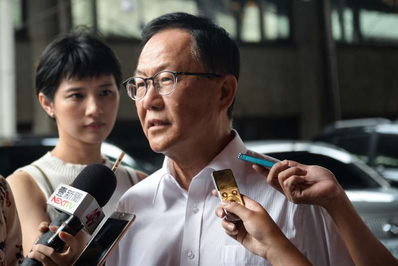 20180804-第九屆台北市各界模範父親表揚大會,國民黨台北市長候選人丁守中接受媒體採訪。(甘岱民攝) 20180804-第九屆台北市各界模範父親表揚大會,國民黨台北市長候選人丁守中接受媒體採訪。(甘岱民攝)