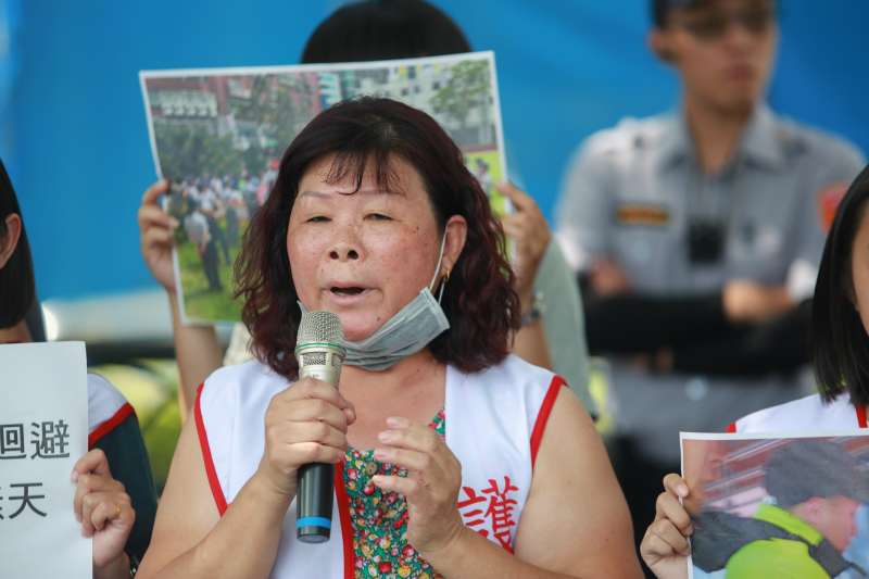 20180806-台權會「總統出巡逼人民迴避，警察濫權無法無天」記者會，大觀自救會成員林燕玉到場回溯警察執法的誇張行徑。（簡必丞攝）