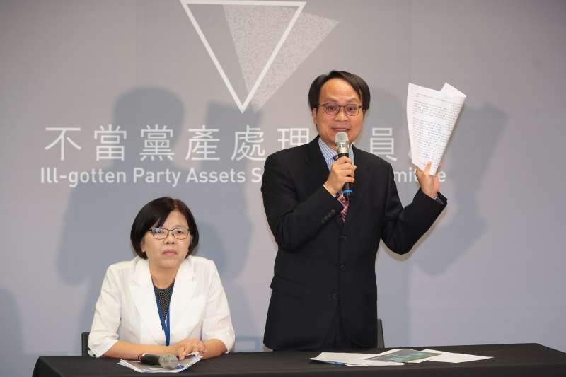 20180807-黨產會主委林峯正、發言人施錦芳7日召開「救國團為國民黨之附隨組織」記者會。(顏麟宇攝) 20180807-黨產會主委林峯正、發言人施錦芳7日召開「救國團為國民黨之附隨組織」記者會。(顏麟宇攝)