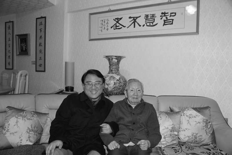 20180807-著名中國思想史學者韋政通(右)於5日凌晨3點半逝世,享壽91歲。其學生陳復(左)在個人臉書上發布訃告緬懷恩師。(取自陳復個人臉書) 20180807-著名中國思想史學者韋政通(右)於5日凌晨3點半逝世,享壽91歲。其學生陳復(左)在個人臉書上發布訃告緬懷恩師。(取自陳復個人臉書)