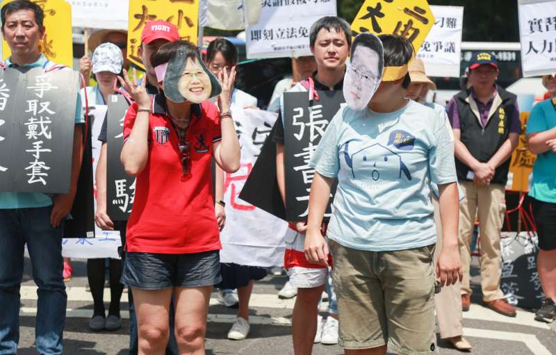 20180807-空服員職業工會「打壓言論自由,罔顧飛安職安蔡總統,你的承諾呢?」記者會,職員透過小劇表達總統蔡英文與桃園市長鄭文燦處理此事件的方式。(簡必丞攝) 20180807-空服員職業工會「打壓言論自由,罔顧飛安職安蔡總統,你的承諾呢?」記者會,職員透過小劇表達總統蔡英文與桃園市長鄭文燦處理此事件的方式。(簡必丞攝)