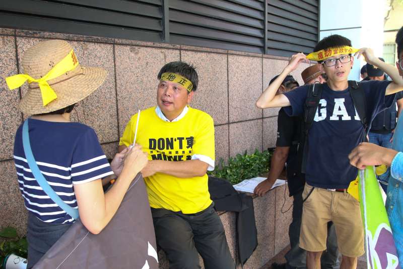 20180808-反南鐵東移自救會聯合會陳致曉、長期關注「土地正義」的政治大學教授徐世榮(見圖)等到民進黨中常會場樓下抗議,警方大陣仗維安。(陳明仁攝) 20180808-反南鐵東移自救會聯合會陳致曉、長期關注「土地正義」的政治大學教授徐世榮(見圖)等到民進黨中常會場樓下抗議,警方大陣仗維安。(陳明仁攝)