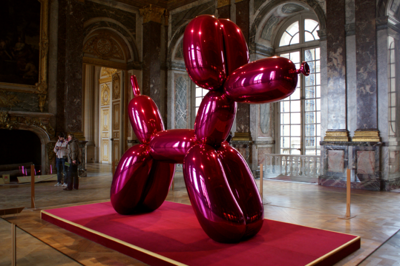 Jeff Koons最著名的「充氣狗(Balloon Dog)」作品,於凡爾賽宮與其他宮中寶物放置在一處展覽,無論充氣狗在日常生活中是便宜的玩具,或者此藝術品代表之意義的爭議性,都有璀璨不輸宮殿本身的氣勢。(作者提供) Jeff Koons最著名的「充氣狗(Balloon Dog)」作品,於凡爾賽宮與其他宮中寶物放置在一處展覽,無論充氣狗在日常生活中是便宜的玩具,或者此藝術品代表之意義的爭議性,都有璀璨不輸宮殿本身的氣勢。(作者提供)