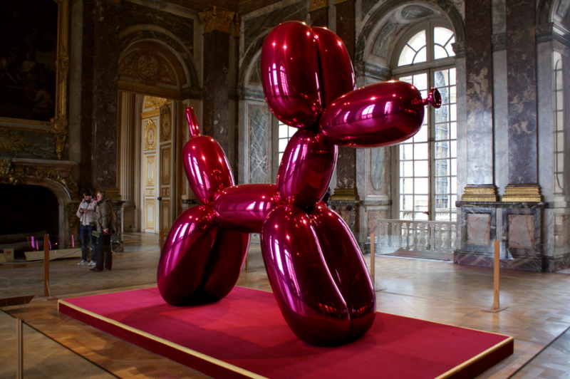 Jeff Koons最著名的「充氣狗（Balloon Dog）」作品，於凡爾賽宮與其他宮中寶物放置在一處展覽，無論充氣狗在日常生活中是便宜的玩具，或者此藝術品代表之意義的爭議性，都有璀璨不輸宮殿本身的氣勢。（作者提供）