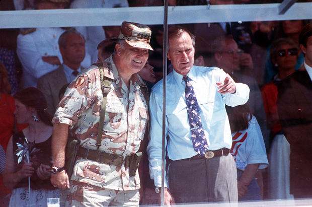 美國1991年波斯灣戰爭勝利後,同年6月8日舉行「全國勝利閱兵」,波斯灣戰爭指揮官史瓦茲科夫將軍(Norman Schwarzkopf,左)與時任美國總統老布希(右)。(AP) 美國1991年波斯灣戰爭勝利後,同年6月8日舉行「全國勝利閱兵」,波斯灣戰爭指揮官史瓦茲科夫將軍(Norman Schwarzkopf,左)與時任美國總統老布希(右)。(AP)