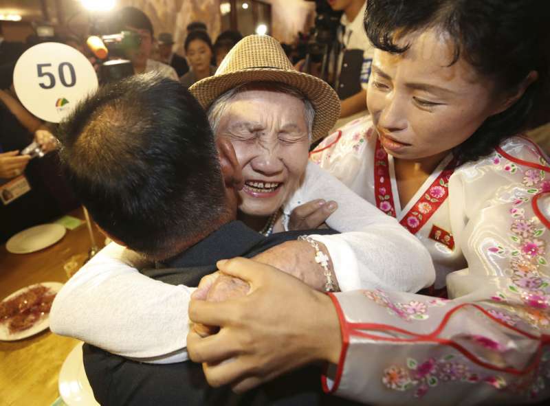 2018年8月20日,92歲母親李金纖(中)與71歲兒子李相哲激動相擁。(AP) 2018年8月20日,92歲母親李金纖(中)與71歲兒子李相哲激動相擁。(AP)