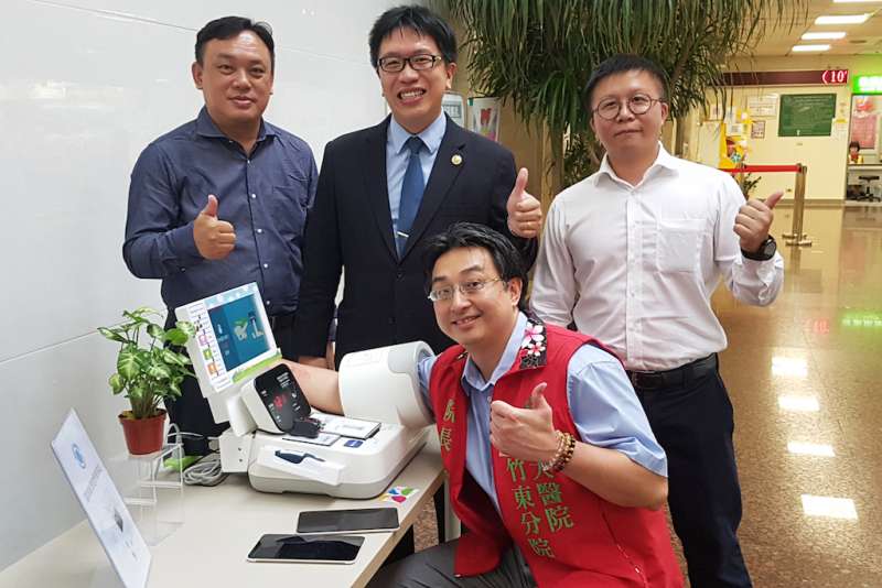 台大竹東分院院長詹鼎正(前坐者)親身體驗AI智慧照護醫療設備。(圖/方詠騰攝) 台大竹東分院院長詹鼎正(前坐者)親身體驗AI智慧照護醫療設備。(圖/方詠騰攝)