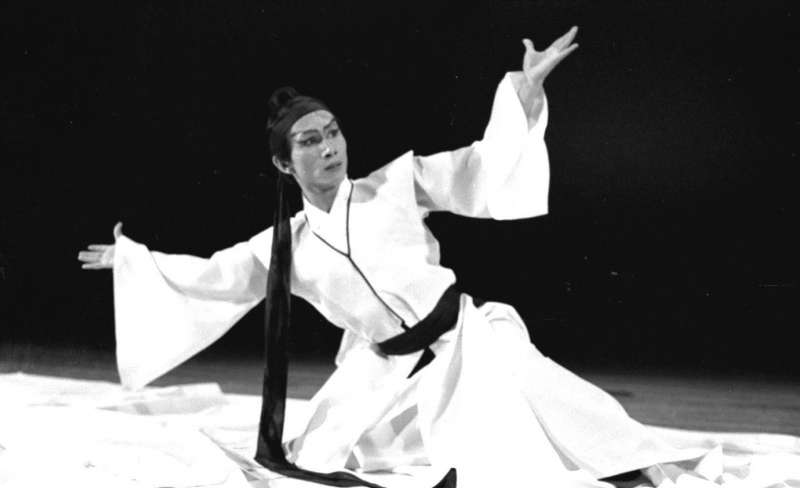 1974年5月17日,林懷民在中廣公司第四屆中國藝術歌曲之夜中,配合樂詩所演出的「寒食舞」。(圖/中央社,劉偉勳攝) 1974年5月17日,林懷民在中廣公司第四屆中國藝術歌曲之夜中,配合樂詩所演出的「寒食舞」。(圖/中央社,劉偉勳攝)