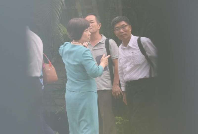 陳聰徒與國陳美伶在賴揆上任首日連抉到金華官邸打理房舍。(作者提供) 陳聰徒與國陳美伶在賴揆上任首日連抉到金華官邸打理房舍。(作者提供)